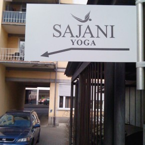 Schilderbeschriftungen für Sajani-Yoga