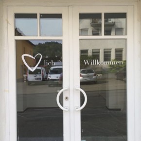 Beschriftung und Beschilderung eines Friseursalons Beschriftung und Beschilderung eines Friseursalons