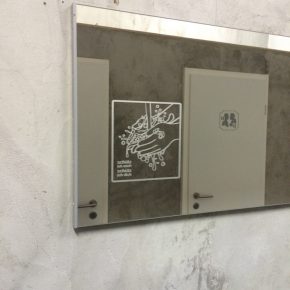 Spiegelbeschriftung in Sandstrahl-Optik Spiegelbeschriftung in Sandstrahl-Optik