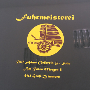 Unimog-Türen mit historischem Logo versehen Unimog-Türen mit historischem Logo versehen