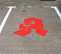 Parkplatzbeschriftung mit Boden-Markierungsfarbe Parkplatzbeschriftung mit Boden-Markierungsfarbe