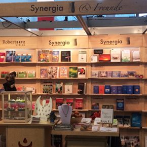 Messestand für Synergia Verlag & Freunde auf der Frankfurter Buchmesse Messestand für Synergia Verlag & Freunde auf der Frankfurter Buchmesse