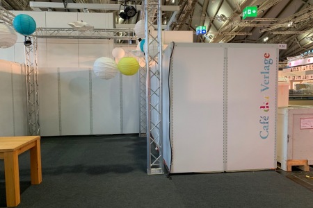 Cafe-der-Verlage-Buchmesse-Aufbau-2019-06