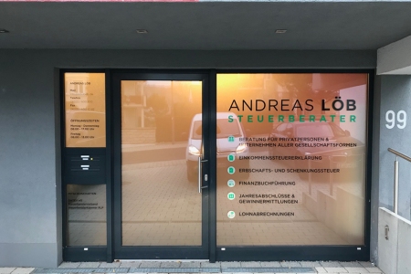 andreas_loeb_steuerberater_fontfront_rossdorf_beschriftung_glasdekor_sichtschutz_07