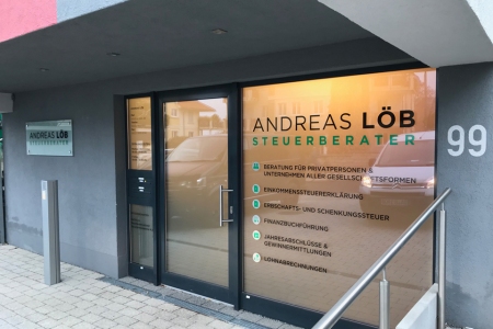 andreas_loeb_steuerberater_fontfront_rossdorf_beschriftung_glasdekor_sichtschutz_09
