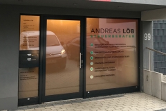 andreas_loeb_steuerberater_fontfront_rossdorf_beschriftung_glasdekor_sichtschutz_06