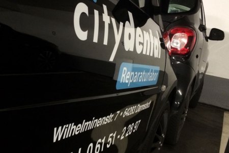 fontfront_rossdorf_autobeschriftung_citydental_zwei-1