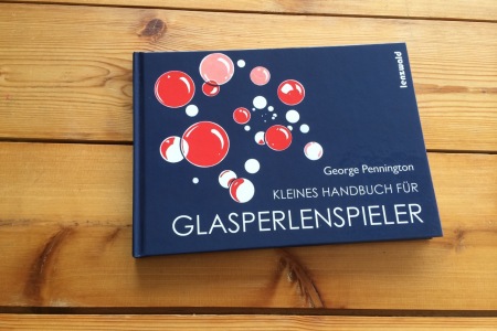 Kleines_Handbuch_fuer_Glasperlenspieler_Umschlag_Fontfront_Synergia_1