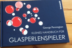 Kleines_Handbuch_fuer_Glasperlenspieler_Umschlag_Fontfront_Synergia_Beitragsbild