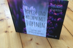 Backen_und_Kochen_mit_Lupinen_Umschlag-1_synergia_fontfront_rossdorf_gestaltung_layout
