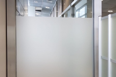 Glasdekorfolie_Sichtschutz_Abstellkammer_Folierung_Beklebung_Fontfront_Rossdorf_Fraport_01
