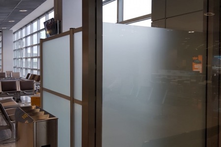 Glasdekorfolie_Sichtschutz_Abstellkammer_Folierung_Beklebung_Fontfront_Rossdorf_Fraport_02