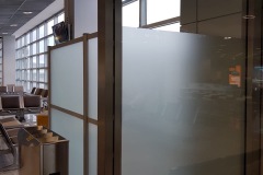 Glasdekorfolie_Sichtschutz_Abstellkammer_Folierung_Beklebung_Fontfront_Rossdorf_Fraport_02