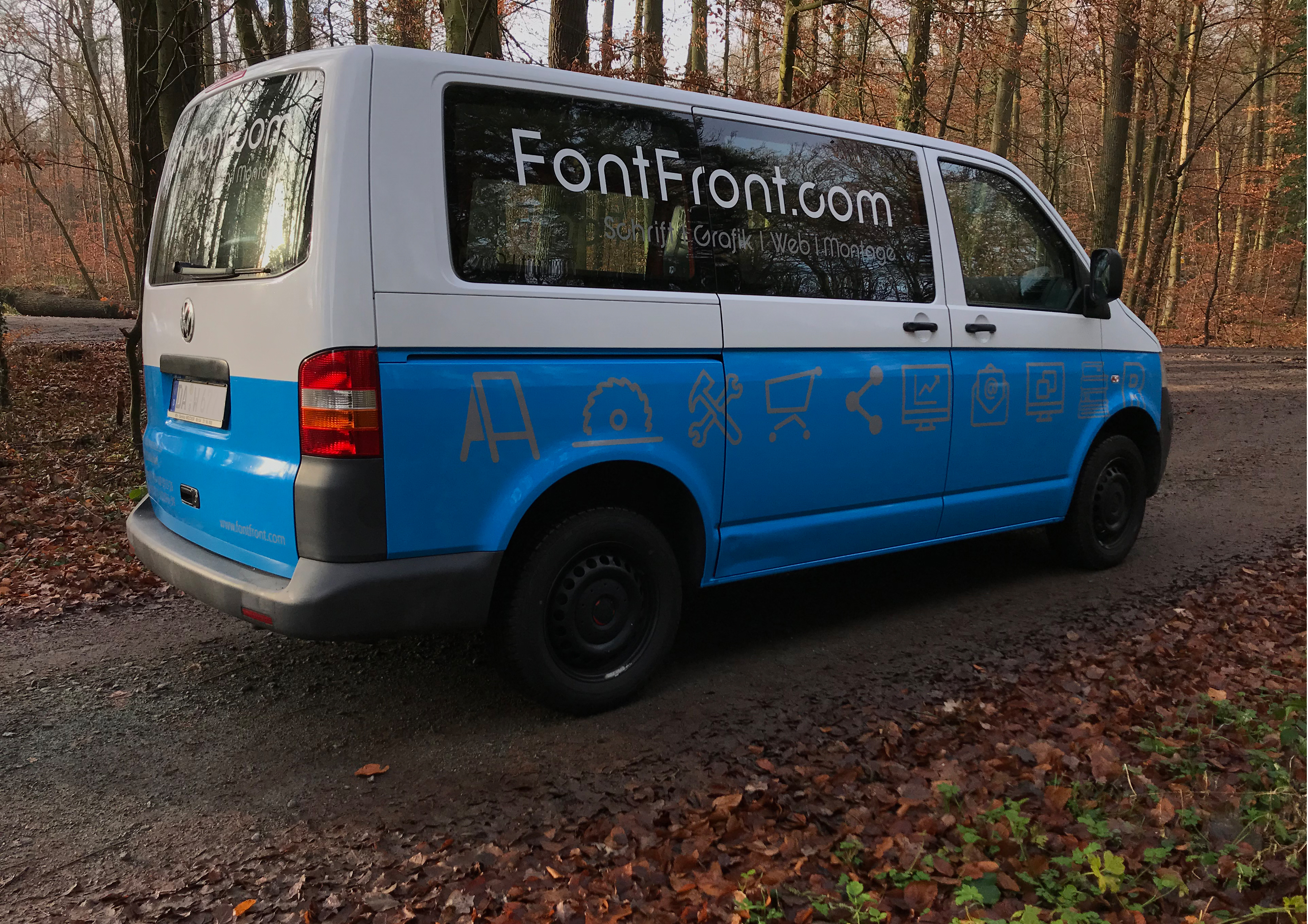 VW-T5_FontFront_Firmenwagen_Einsatzfahrzeug_teilfoliert_lackiert_Beschriftung_Icons_Wrapping_01