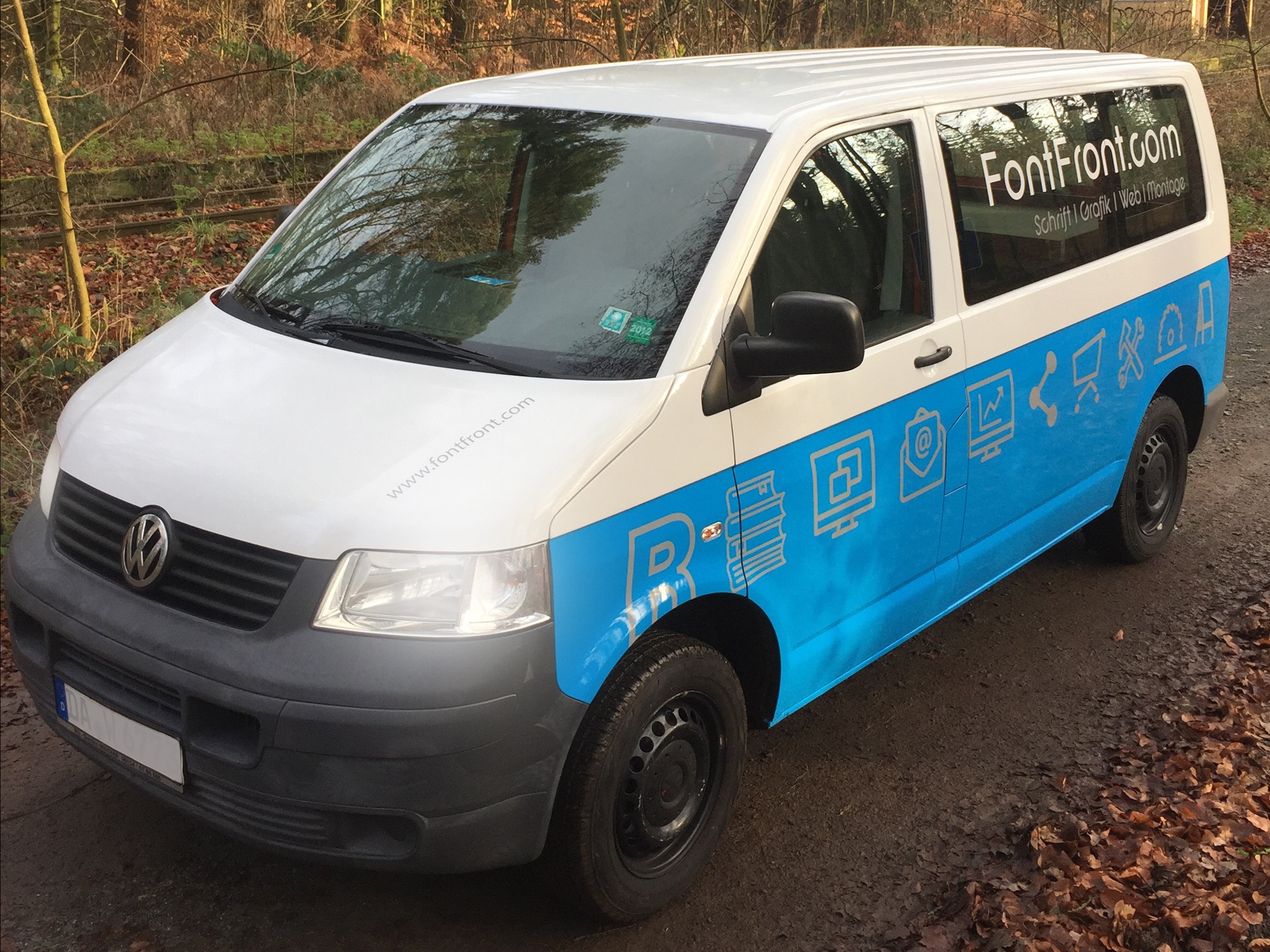 VW-T5_FontFront_Firmenwagen_Einsatzfahrzeug_teilfoliert_lackiert_Beschriftung_Icons_Wrapping_03