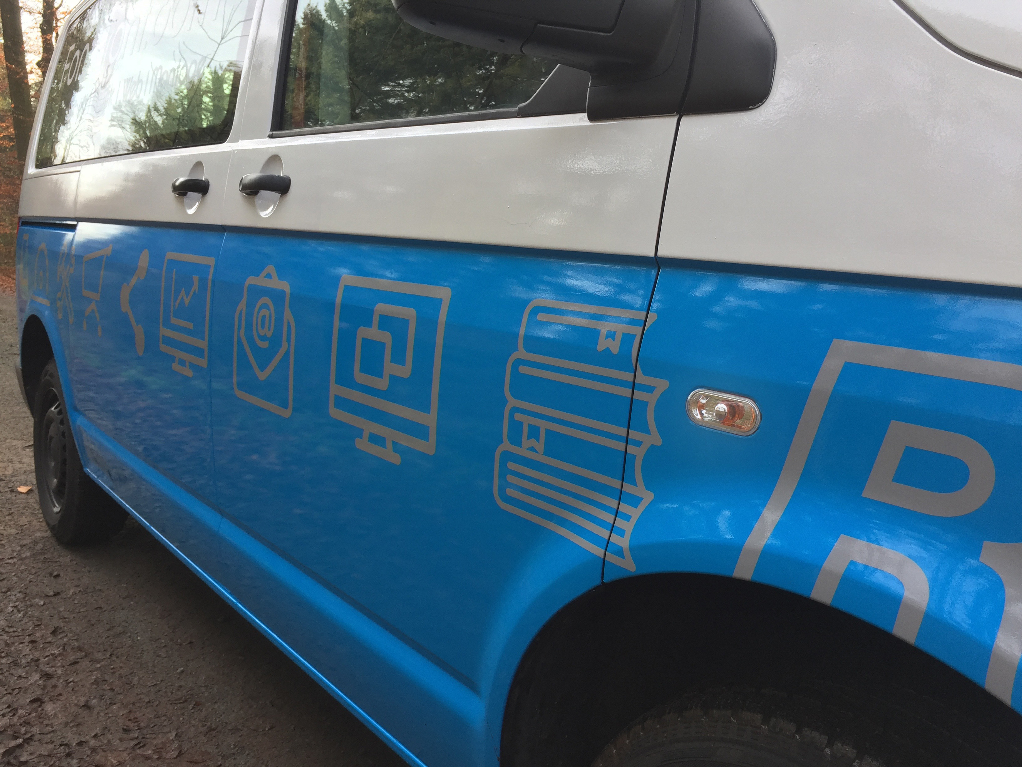 VW-T5_FontFront_Firmenwagen_Einsatzfahrzeug_teilfoliert_lackiert_Beschriftung_Icons_Wrapping_04