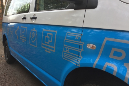VW-T5_FontFront_Firmenwagen_Einsatzfahrzeug_teilfoliert_lackiert_Beschriftung_Icons_Wrapping_04