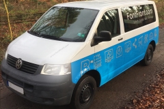 VW-T5_FontFront_Firmenwagen_Einsatzfahrzeug_teilfoliert_lackiert_Beschriftung_Icons_Wrapping_03