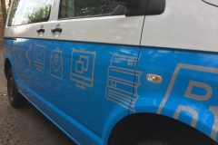 VW-T5_FontFront_Firmenwagen_Einsatzfahrzeug_teilfoliert_lackiert_Beschriftung_Icons_Wrapping_04