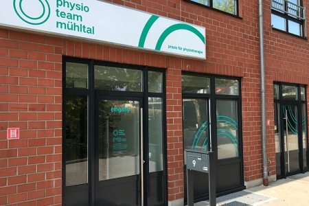 Beschriftung-physio-praxis-Mühltal-Glasdekor-Leuchtkasten-Folienplotts_1
