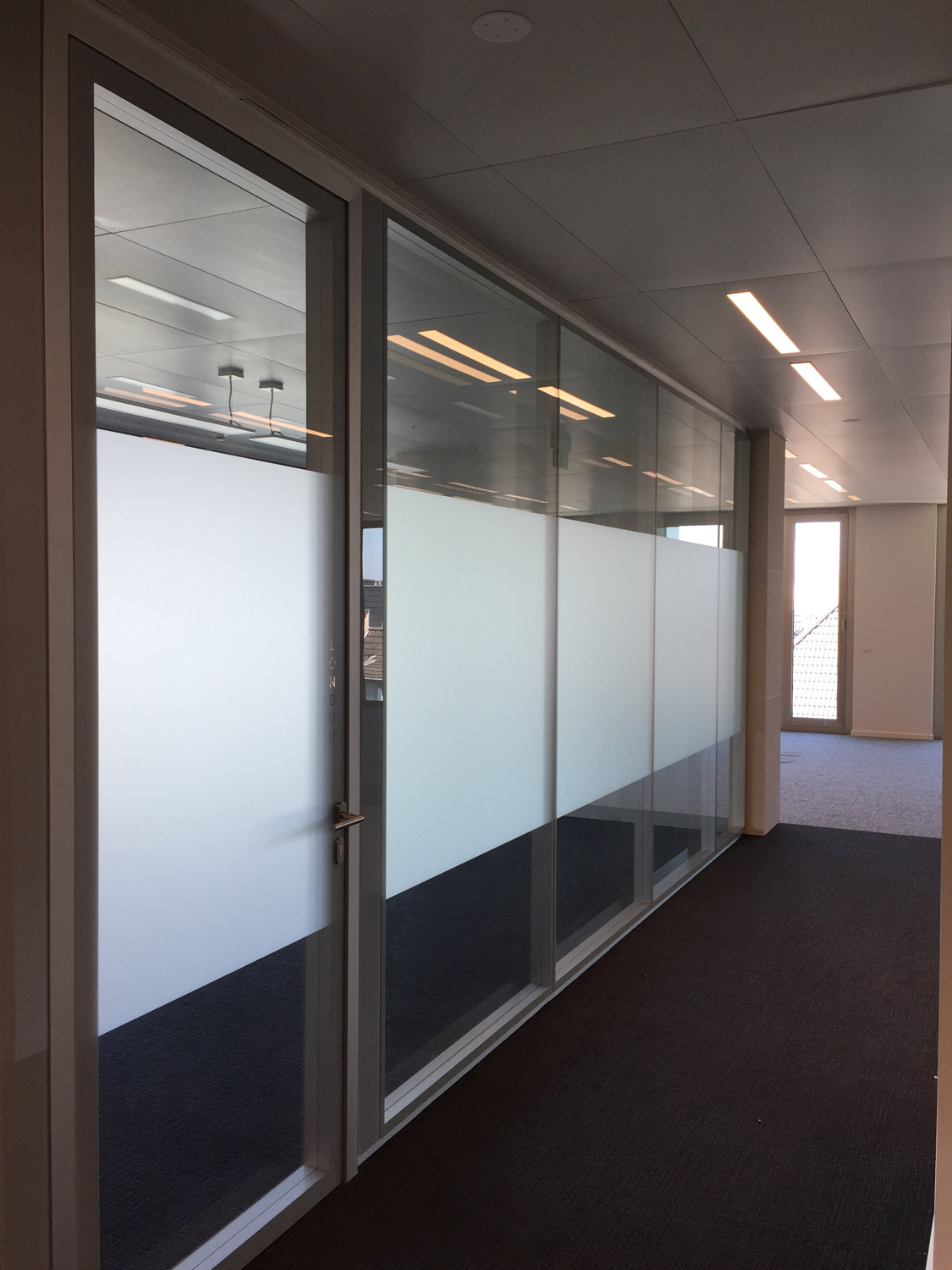 Lichtdurchlässiger Sichtschutz aus Glasdekorfolie für MeetingRäume