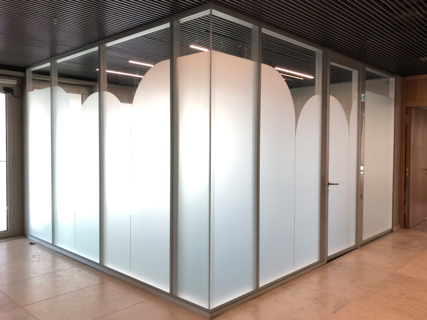Lichtdurchlässiger Sichtschutz aus Glasdekorfolie für MeetingRäume