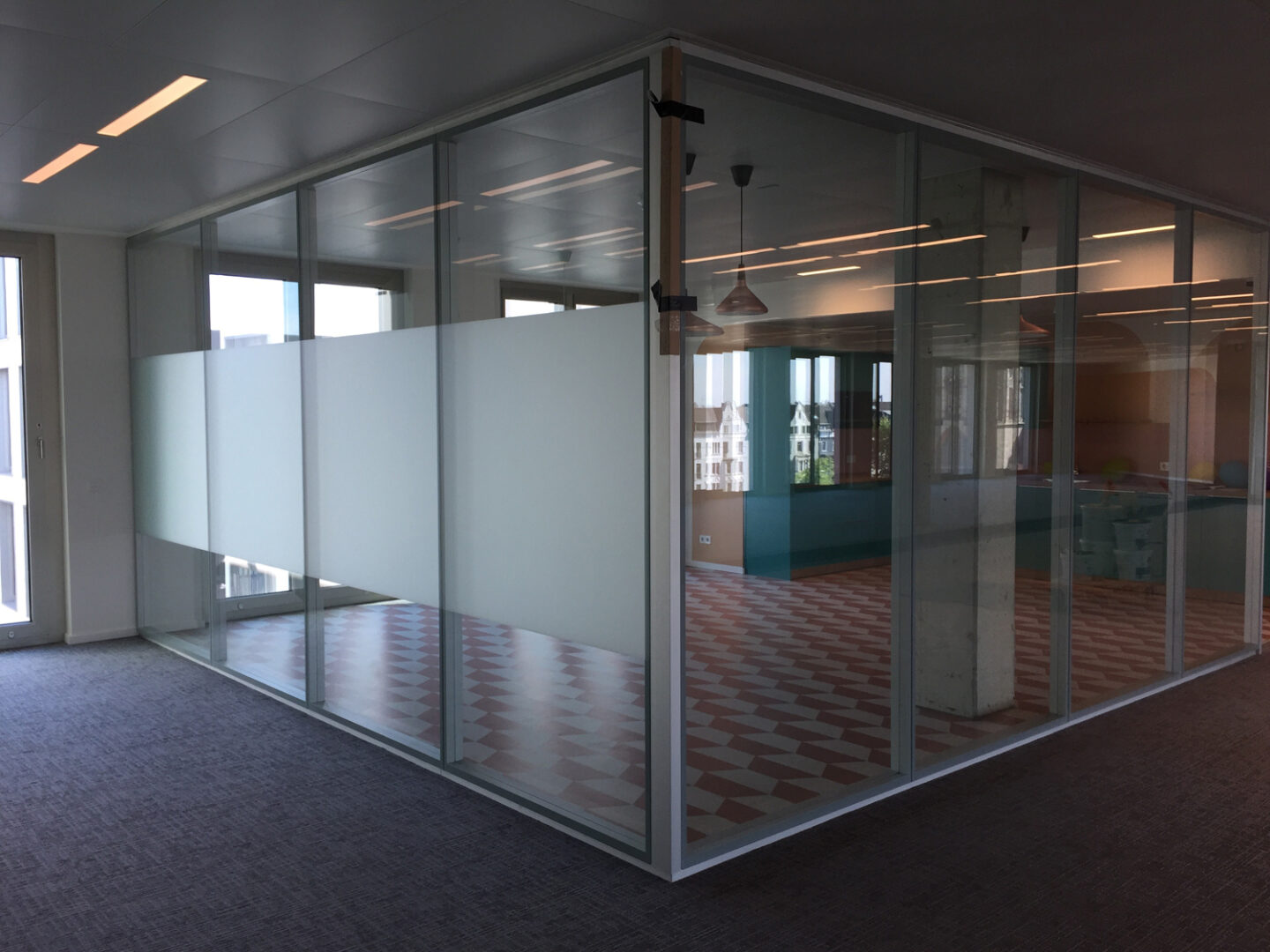 Lichtdurchlässiger Sichtschutz aus Glasdekorfolie für MeetingRäume
